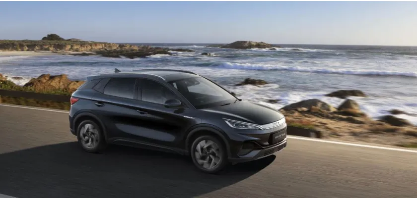 <span class='text-base'>1回のフル充電で、</span><br />航続距離は約470km