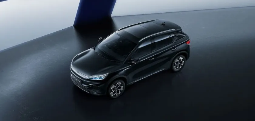 <span class='text-base'>スポーティで</span><br />躍動感の溢れるデザイン