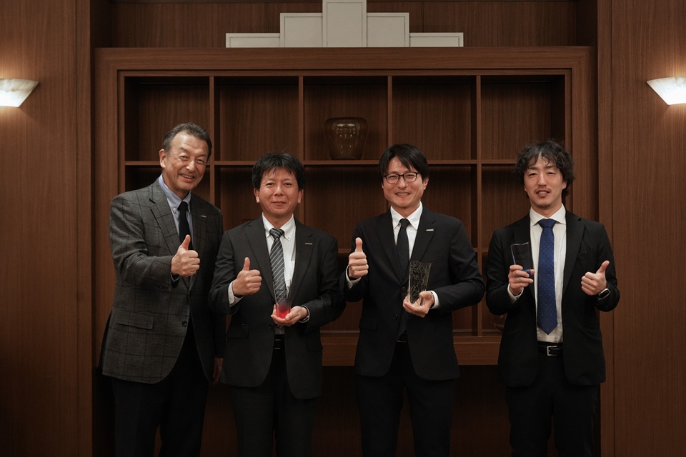 表彰式後の記念撮影 (左から)BYD Auto Japan株式会社 代表取締役社長 東福寺 厚樹、BYD AUTO 岡崎 サービスマネージャー 三島 武司 氏(第2位)、BYD AUTO 鹿児島 サービスマネージャー 松本 洋和 氏(第1位)、BYD AUTO 金沢 サービスマネージャー 中村 厚 氏(第3位)。