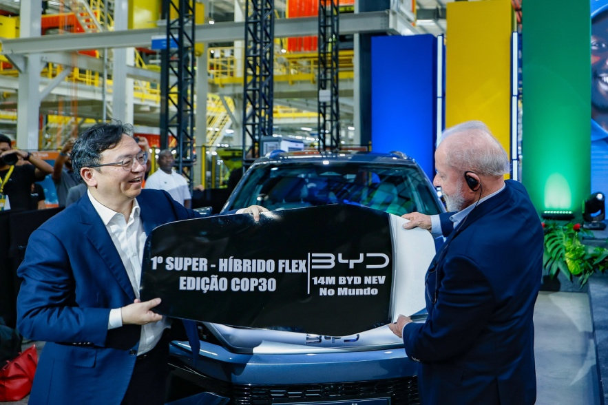 会長兼社長の王伝福がBYDの1,400万台目となる新エネルギー車をルラ大統領へ贈呈
